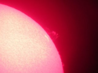 de Zon met protuberans gezien door de zonnetelescoop